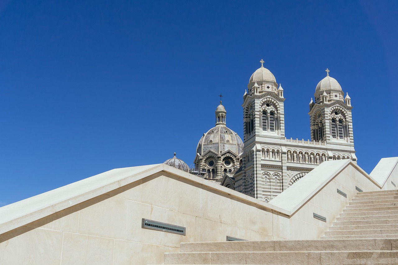 La Cathédrale Sainte-Marie-Majeure (La Major) de Marseille, aux dômes et à la façade rayés, sous un ciel bleu.
